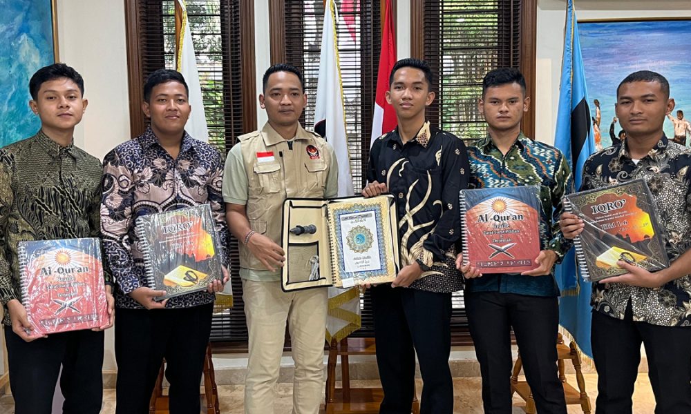 Kaum Tuna Netra Mojokerto Dapat Sumbangan Alquran Braille dari GEMPITA