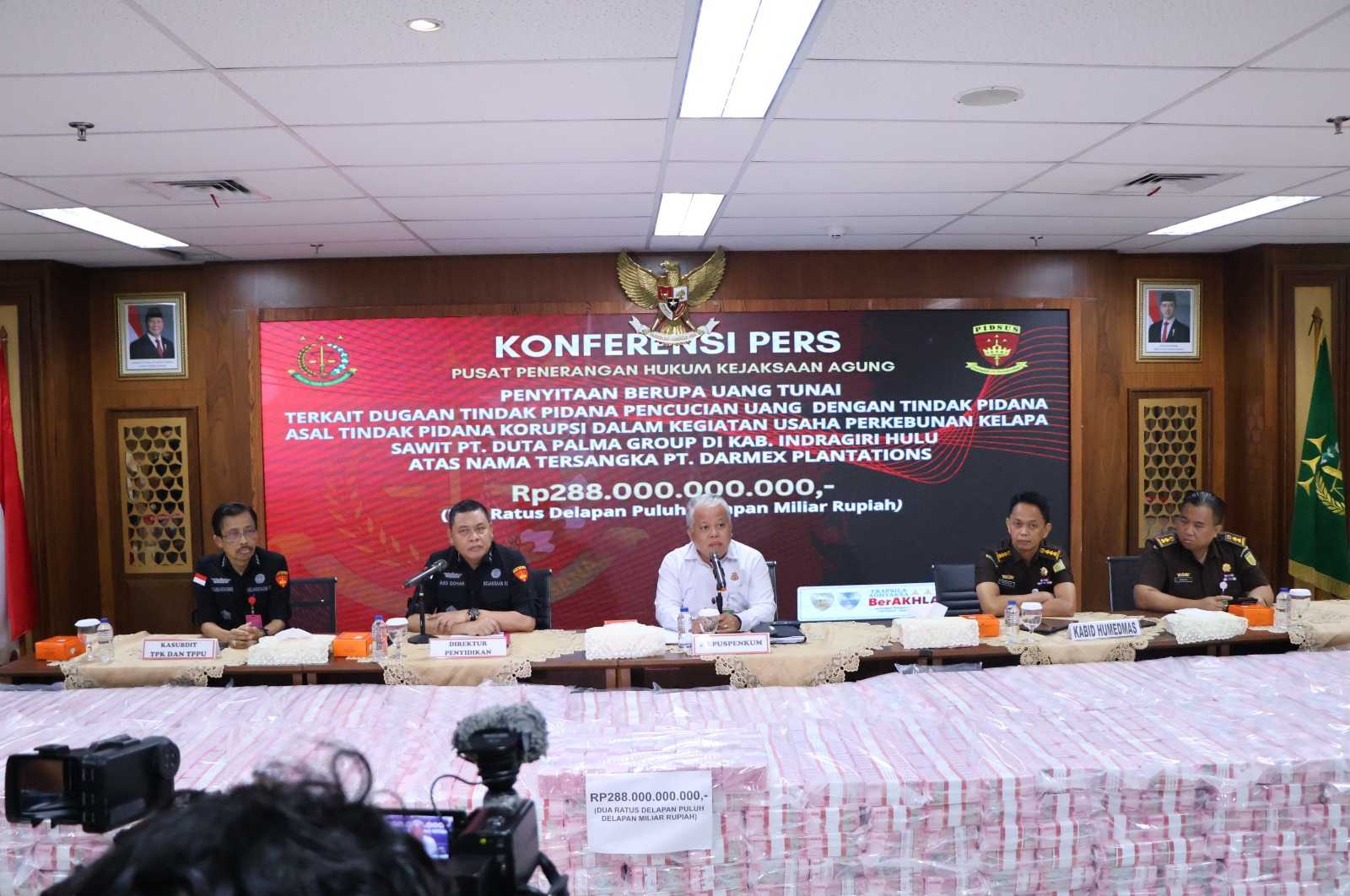 Tim Jampidsus Sita Uang Tunai PT Duta Palma Group Senilai Rp 288 Miliar