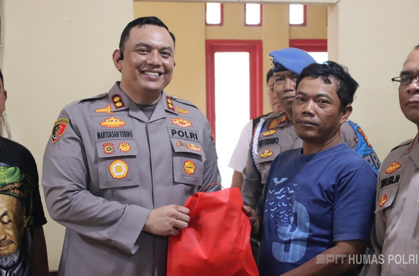 Kapolres Tanjung Priok Berikan Bantuan Sembako untuk Warga Terdampak Banjir