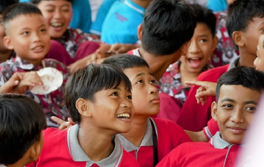 Peringatan HAN 2025 di Sekolah Rakyat: Gus Ipul Kenang Masa Kecil dan Puji Keberanian Anak-Anak