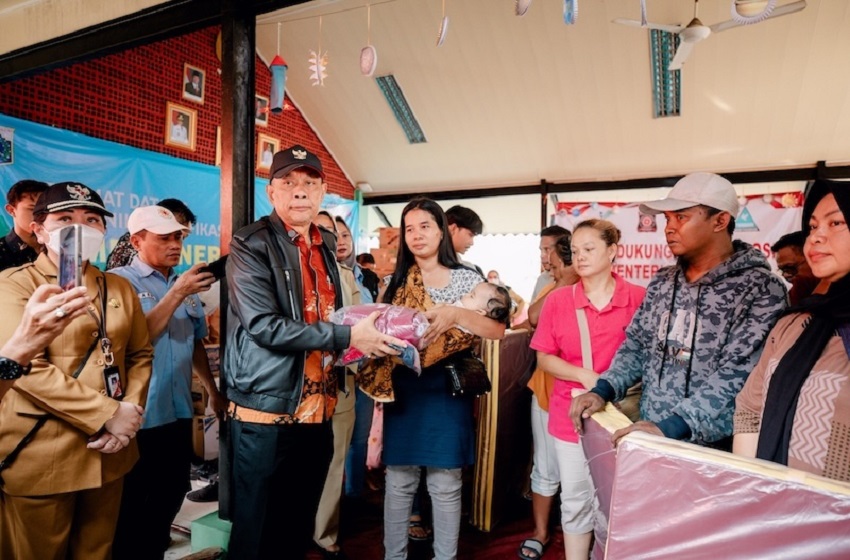 Wamensos Agus Jabo Serahkan Bantuan Korban Kebakaran di Senen