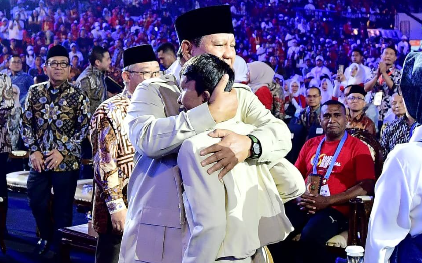 Pelukan Presiden untuk Azzam: Momen Mengharukan di Puncak Hari Guru 2025
