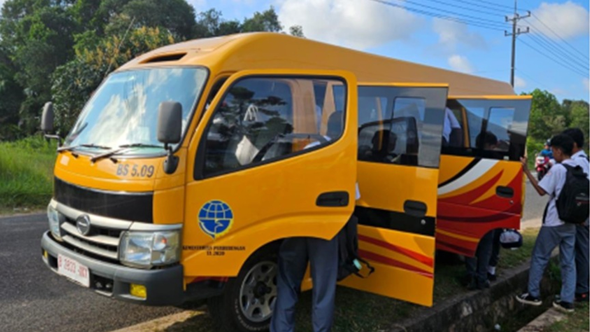 Bus Sekolah Gratis Belitung Timur : Jembatan Kesetaraan Akses Pendidikan dan Keselamatan