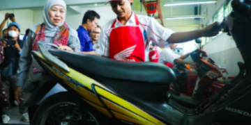 Masyarakat Serbu Layanan Servis Motor Gratis Siswa SMK Krembung