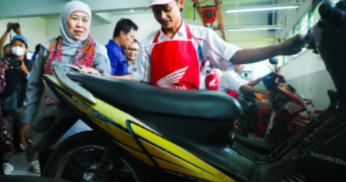 Masyarakat Serbu Layanan Servis Motor Gratis Siswa SMK Krembung