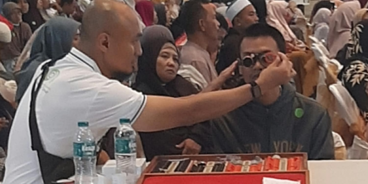 HUT ke-81 Jawa Timur, Para Guru Diberikan 1.000 Kacamata Gratis