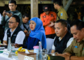 Tinjau Penanganan Karhutla Tahura R Soerjo, Khofifah Tekankan  Keselamatan Petugas dan Relawan