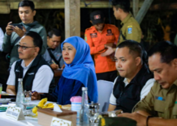 Tinjau Penanganan Karhutla Tahura R Soerjo, Khofifah Tekankan  Keselamatan Petugas dan Relawan
