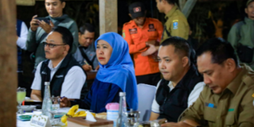 Tinjau Penanganan Karhutla Tahura R Soerjo, Khofifah Tekankan  Keselamatan Petugas dan Relawan
