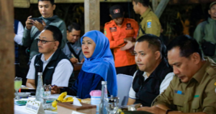 Tinjau Penanganan Karhutla Tahura R Soerjo, Khofifah Tekankan  Keselamatan Petugas dan Relawan