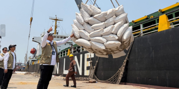 Pastikan Kelancaran Distribusi Jagung SPHP, Dirut BULOG  Tinjau Langsung Pengapalan di Makassar