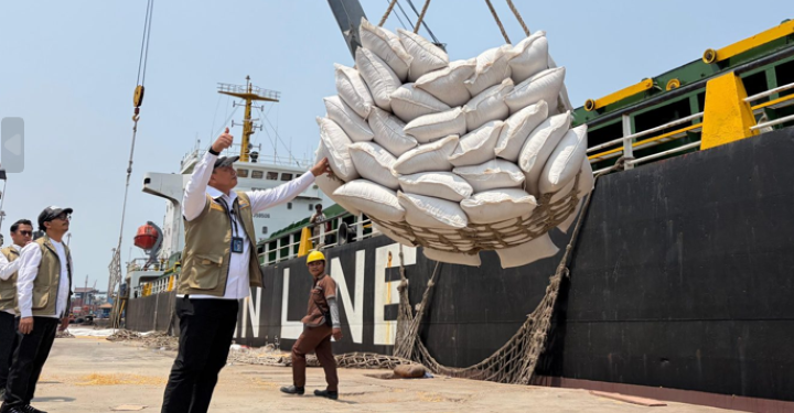 Pastikan Kelancaran Distribusi Jagung SPHP, Dirut BULOG Tinjau Langsung Pengapalan di Makassar