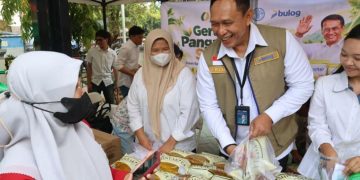 Warga Makassar Padati Lokasi Gerakan Pangan Murah, BULOG Salurkan 1,5 Ton Beras