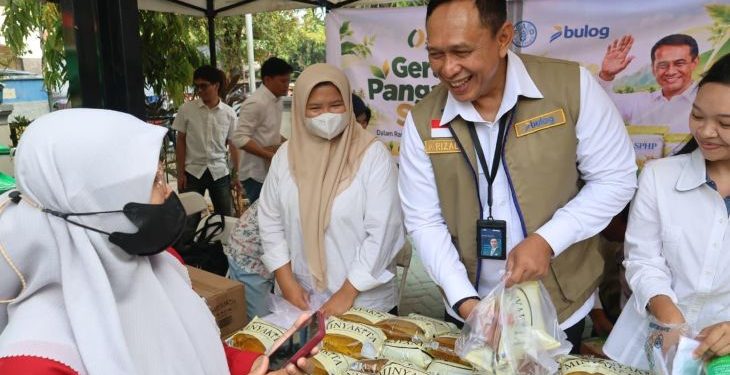 Warga Makassar Padati Lokasi Gerakan Pangan Murah, BULOG Salurkan 1,5 Ton Beras